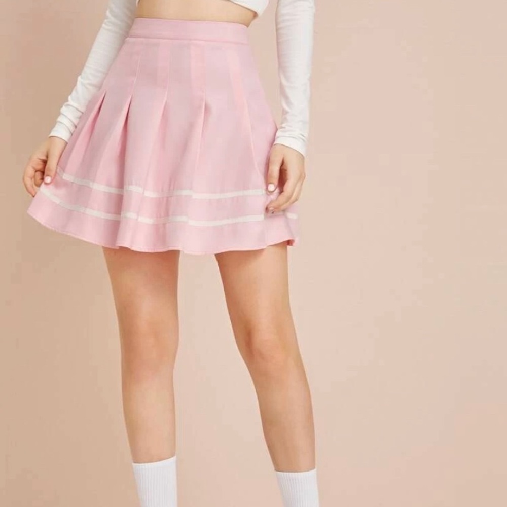 Pleated mini pink and white skirt